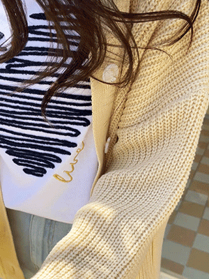 더즈 하트 자수 티셔츠