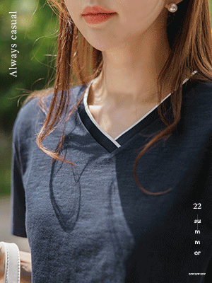 메브 배색 브이넥 티셔츠