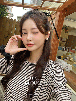 자크 체크 퍼프소매 블라우스 티