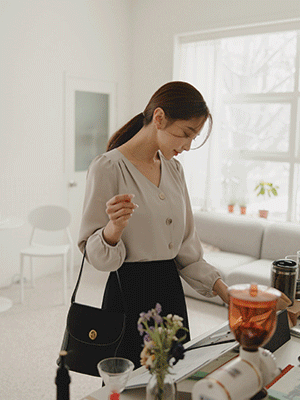 우크 골드버튼 핀턱 블라우스