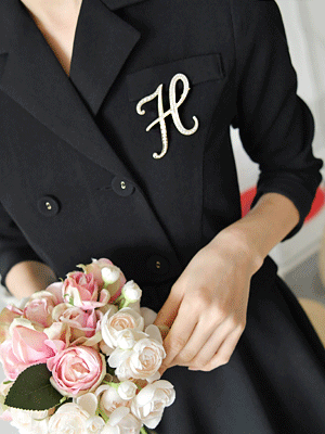 아미 에이치 진주 브로치